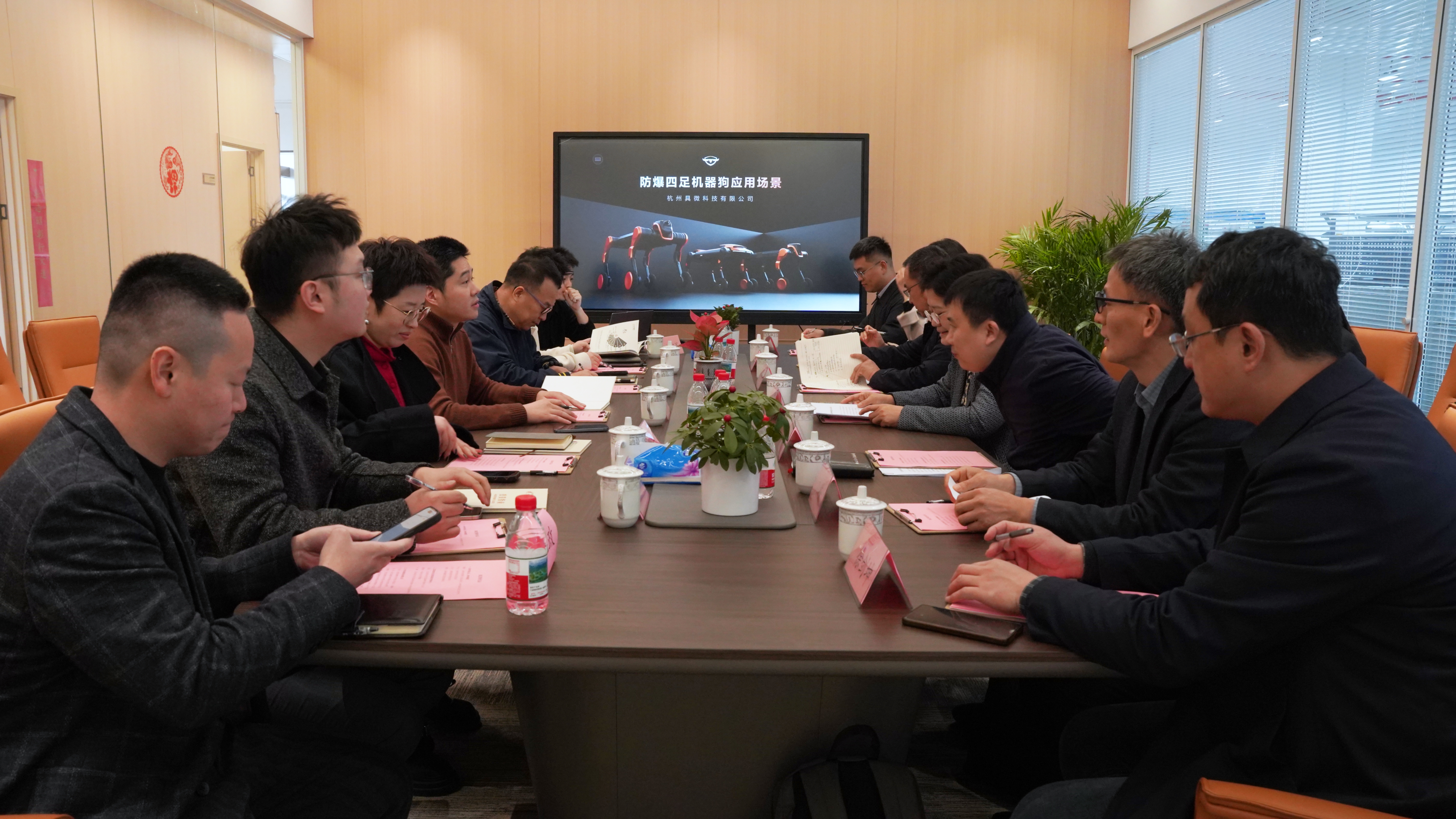 徐州市委常委龚维芳一行来具微科技调研交流