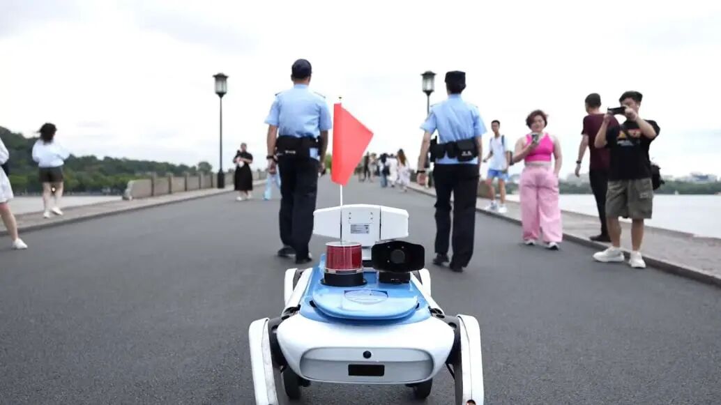 具微科技机器人亮相西湖国庆安保一线，人机协同守护平安景区